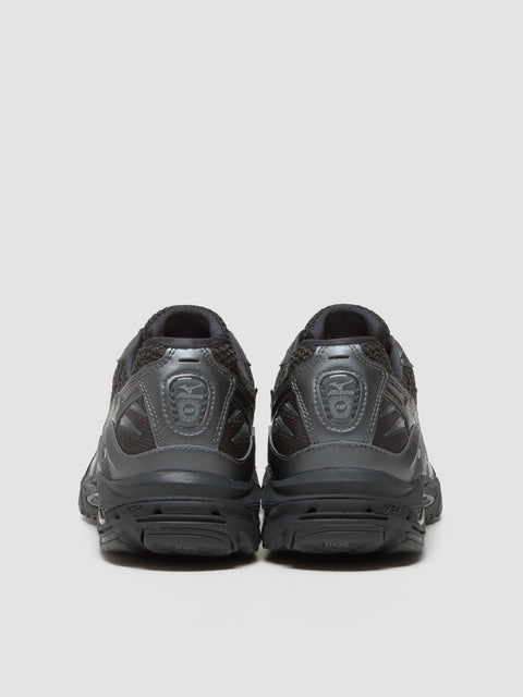 Wave Rider 10 Sneaker in Black Sand & Metallic Gray