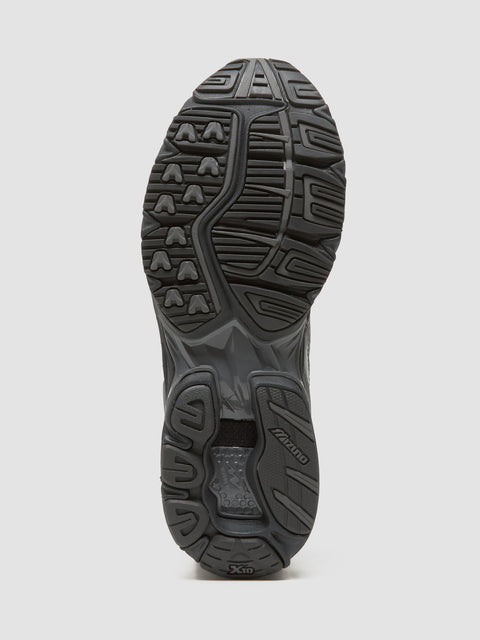 Wave Rider 10 Sneaker in Black Sand & Metallic Gray