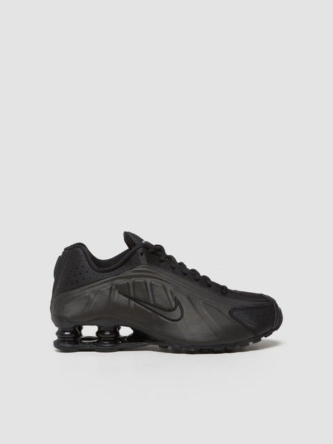 Shox R4 Sneaker in Black & Bright Crimson