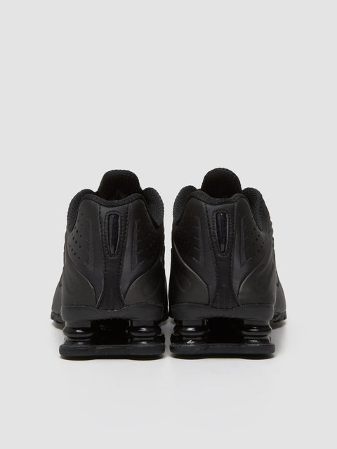 Shox R4 Sneaker in Black & Bright Crimson