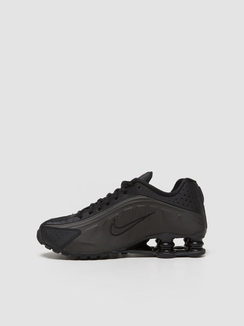 Shox R4 Sneaker in Black & Bright Crimson