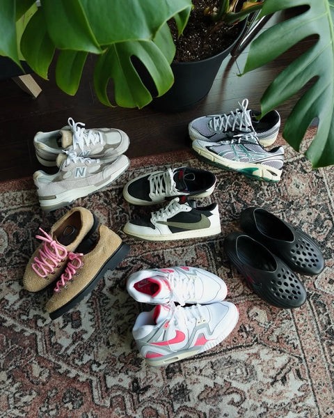 New Balance, Asics, Nike and their Air Max series and some slip-on comfortable urban wear shoes are scattered on the ancient Greek style carpet, showing the essence of these shoes as urban wear