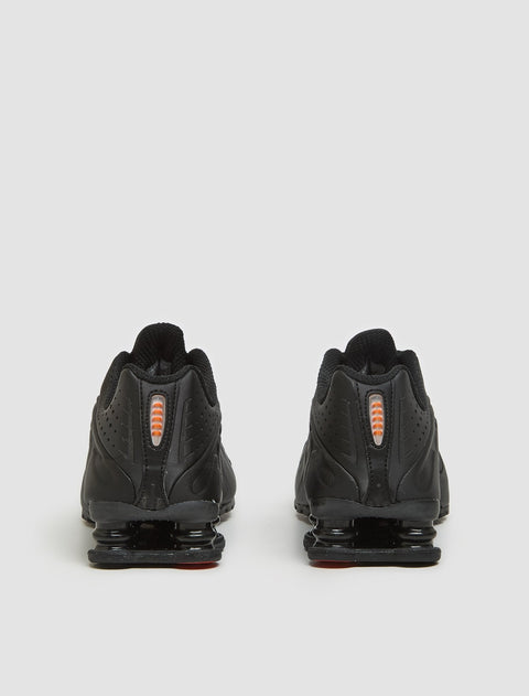 WMNS Shox R4 Sneaker in Black