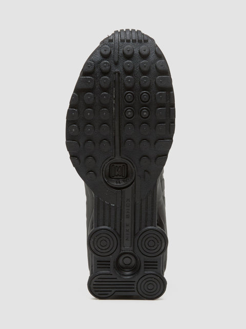 Shox R4 Sneaker in Black & Bright Crimson